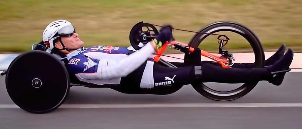 Zentimeter über dem Asphalt. Lars Hoffmann fährt mit dem Handbike quer durch Deutschland.