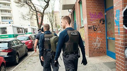 Mit 120 Beamten ist die Polizei in Neukölln unterwegs.