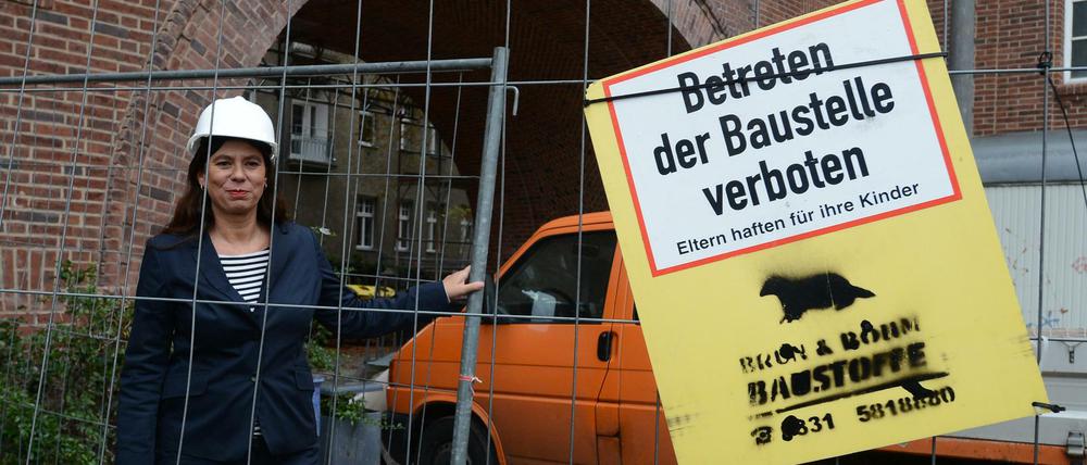 Bildungssenatorin Sandra Scheeres (SPD) besichtigte im Oktober 2017 die Ruppin-Grundschule in Friedenau, die saniert wird. 