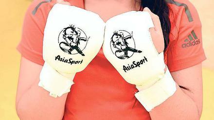 Mädchen ab fünf Jahren trainieren in der Fabriketage im Hinterhof der Urbanstraße in Kreuzberg.