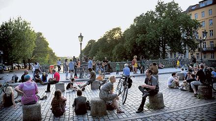 Die Admiralbrücke in Kreuzberg als Treffpunkt.