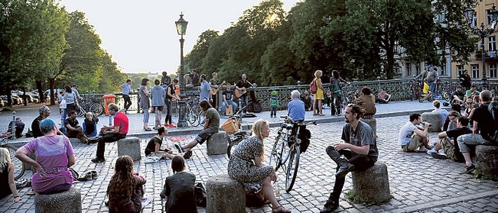 Die Admiralbrücke in Kreuzberg als Treffpunkt.