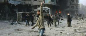 Bergung von Verletzten in Ost-Ghuta nach Angriffen der syrischen Luftwaffe. 