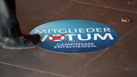 Werbeaufkleber für das Mitgliedervotum in der Veranstaltungshalle der SPD-Regionalkonferenz in Potsdam.