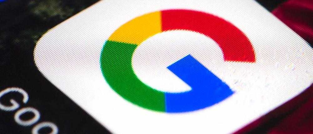 Das Google-Logo ist auf einem mobilen Telefon zu sehen. 
