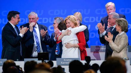 Aus dem Südwesten nach Berlin: Annegret Kramp-Karrenbauer und Julia Klöckner umarmen sich beim CDU-Parteitag, umringt von Bund-Länder-Prominenz.