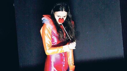 Clownesk. Kenda Hmeidan beschäftigt sich mit Penisersatz. 