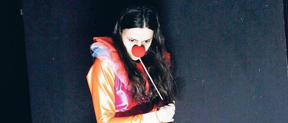 Clownesk. Kenda Hmeidan beschäftigt sich mit Penisersatz.