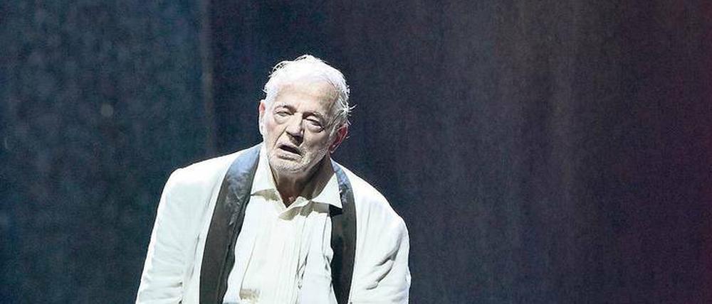 Herrschaftszeiten! Martin Schwab als Lear und Lea Ruckpaul als Cordelia, eine der drei Töchter des Königs.