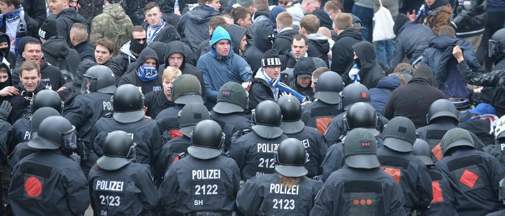 Polizisten versuchen am Rande des Bundesligaspiels Werder Bremen - Hamburger SV Fans des Hamburger SV daran zu hindern, zu den Fans von Werder Bremen zu gelangen.