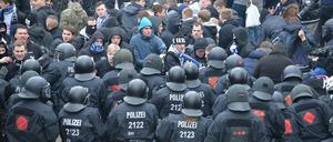 Polizisten versuchen am Rande des Bundesligaspiels Werder Bremen - Hamburger SV Fans des Hamburger SV daran zu hindern, zu den Fans von Werder Bremen zu gelangen.
