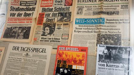 Die Polizeihistorische Sammlung Berlin präsentierte zum 50. Jahrestag der Erschießung von Benno Ohnesorg die Sonderausstellung "Heute Student morgen tot". Zeitungstitel vom Juni 1967.