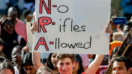 Schüler mobilisieren in den USA gegen die Waffenlobby – die nennt sie „Schauspieler“. Große Firmen stoppen ihr Sponsoring für Waffenfreunde.