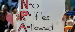 Schüler mobilisieren in den USA gegen die Waffenlobby – die nennt sie „Schauspieler“. Große Firmen stoppen ihr Sponsoring für Waffenfreunde.
