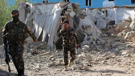 Sicherheitskräfte durchsuchen den Ort einer Explosion in Laschkarga in der Provinz Helmand.