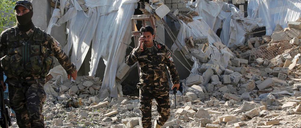 Sicherheitskräfte durchsuchen den Ort einer Explosion in Laschkarga in der Provinz Helmand.