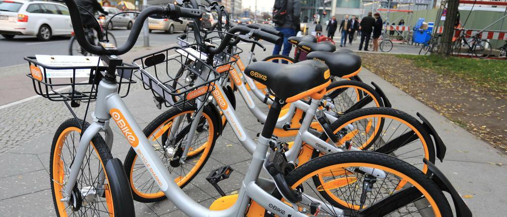 Leihräder vom neuen Anbieter oBike am Potsdamer Platz in Berlin-Mitte.