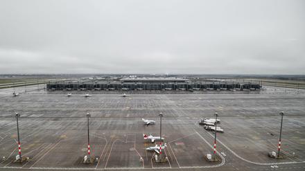 In voller Schönheit: der BER. Blick vom Tower aufs Terminal.