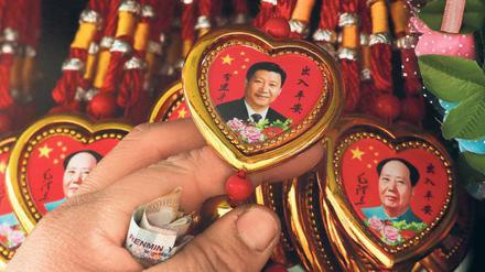 Souvenirs mit dem Bild des chinesischen Präsidenten Xi Jinping und Mao Zedongs