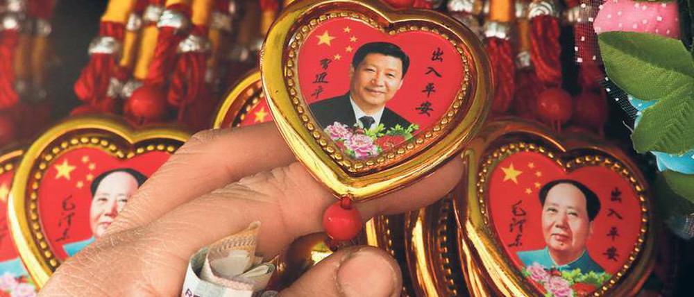 Souvenirs mit dem Bild des chinesischen Präsidenten Xi Jinping und Mao Zedongs