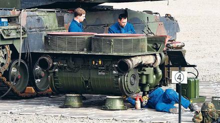 Kaputt. Die Hälfte der Leopard-2-Panzer ist in Reparatur. 