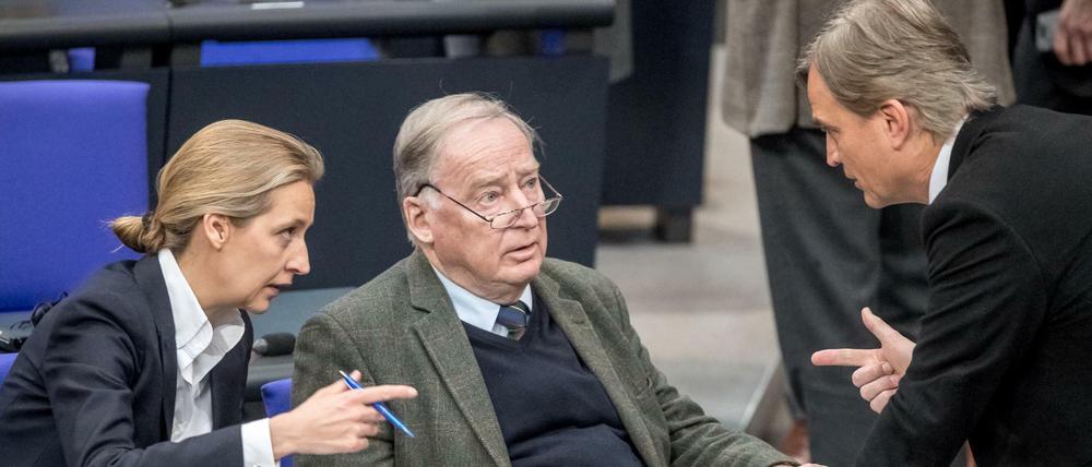 Die AfD-Fraktionschefs Alice Weidel und Alexander Gauland sprechen mit dem ersten Parlamentarischen Fraktionsgeschäftsführer der AfD, Bernd Baumann.