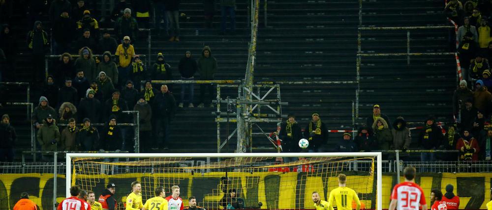 Die gelbe Wand bleibt leer. Gegen Augsburg kamen 28.000 Zuschauer weniger als üblich.