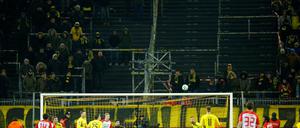 Die gelbe Wand bleibt leer. Gegen Augsburg kamen 28.000 Zuschauer weniger als üblich.