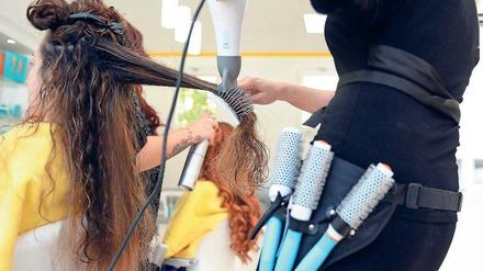 In Ostdeutschland gab es vor der Einführung des Mindestlohns teilweise Stundenverdienste für Friseure von vier Euro. 