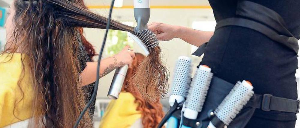 In Ostdeutschland gab es vor der Einführung des Mindestlohns teilweise Stundenverdienste für Friseure von vier Euro.