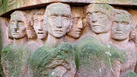 Gesichter ohne Angst. Die Skulptur von Ingeborg Hunzinger erinnert seit 1995 an den Rosenstraßen-Protest.