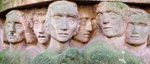 Gesichter ohne Angst. Die Skulptur von Ingeborg Hunzinger erinnert seit 1995 an den Rosenstraßen-Protest.