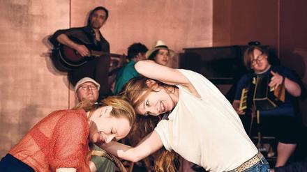 Immer druff. Anja Schneider (links) und Kathleen Morgeneyer in den "Sommergästen".