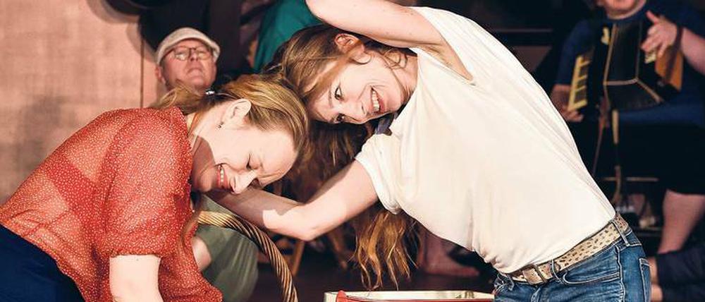 Immer druff. Anja Schneider (links) und Kathleen Morgeneyer in den "Sommergästen".