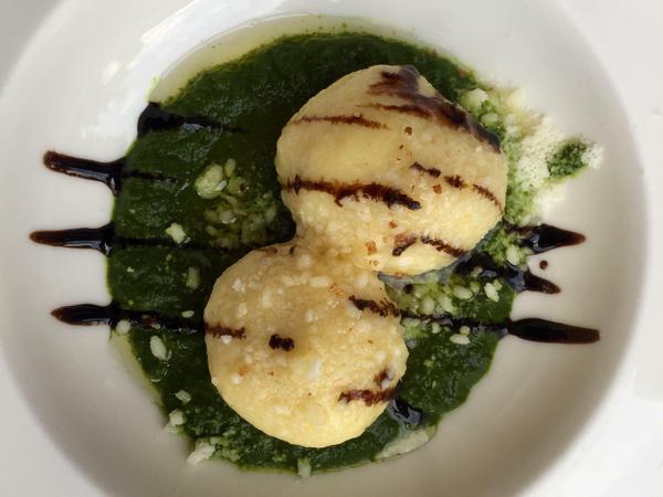 Zu 300 Sonnentagen kommen in Südtirol noch Gipfel und: Knödel.