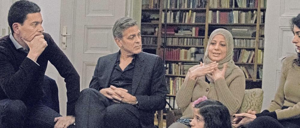David Miliband (links), George Clooney und Amal Clooney bei einem Treffen mit syrischen Geflüchteten.