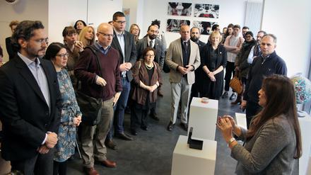 Tímea Junghaus, Leiterin des ERIAC, führt Gäste durch die Ausstellung "Transgressing the Past, Shaping the Future".