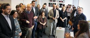 Tímea Junghaus, Leiterin des ERIAC, führt Gäste durch die Ausstellung "Transgressing the Past, Shaping the Future".