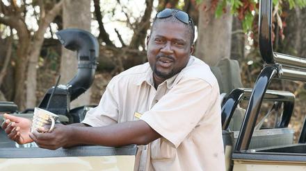 Guide Isaac Kalio fährt Safaritouristen durch die Busanga-Ebene.