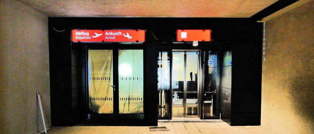Der neue Hauptstadtflughafen Berlin Brandenburg Willy Brandt in Berlin Schönefeld - kurz der BER - schlummert noch ...