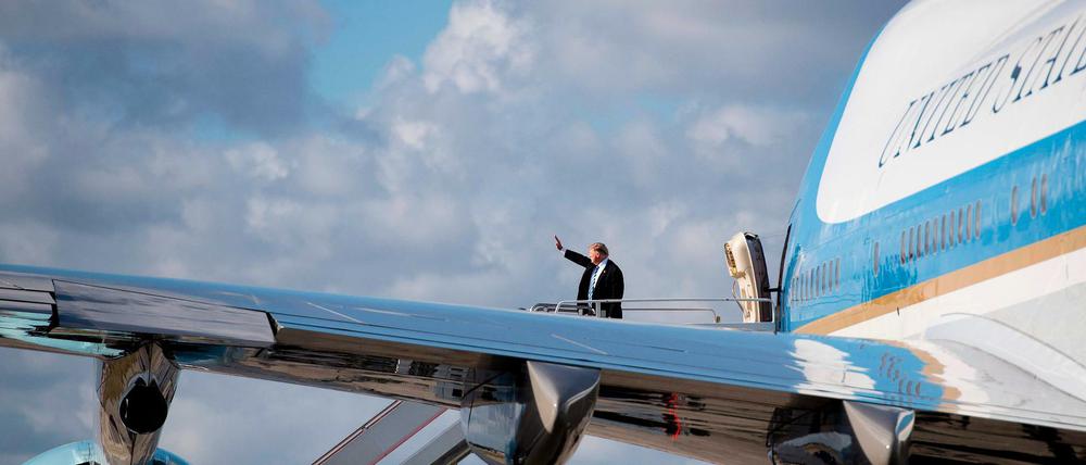 US-Präsident Donald Trump kurz vor Betreten der Air Force One in Palm Beach, Florida. 