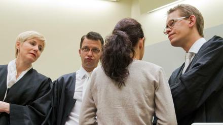 Beate Zschäpe (2.v.re.) mit ihren Anwälten Anja Sturm (li.), Wolfgang Stahl und Wolfgang Heer. 