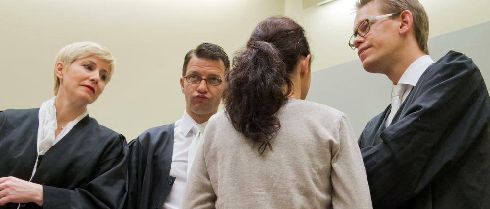 Beate Zschäpe (2.v.re.) mit ihren Anwälten Anja Sturm (li.), Wolfgang Stahl und Wolfgang Heer. 
