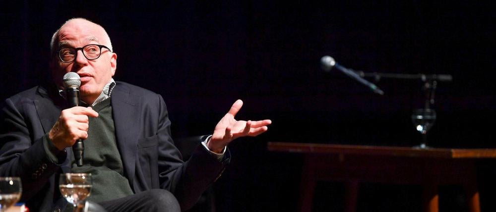 US-Autor Michael Wolff stellt bei der deutschen Buchpremiere in der Volksbühne sein Enthüllungsbuch "Feuer und Zorn" vor.