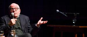 US-Autor Michael Wolff stellt bei der deutschen Buchpremiere in der Volksbühne sein Enthüllungsbuch "Feuer und Zorn" vor.