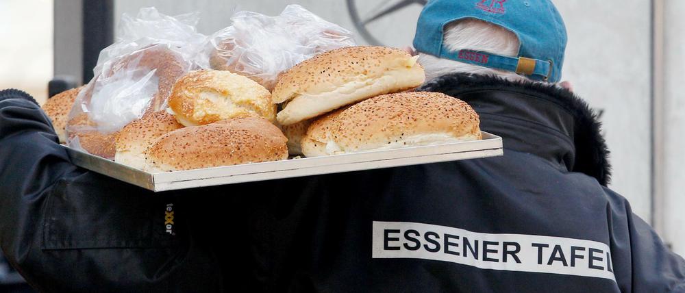 Ein Mitarbeiter der Essener Tafel liefert Ware an.