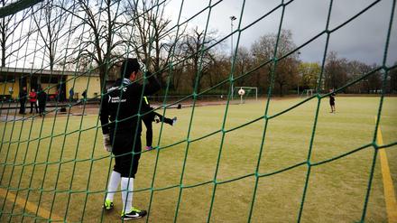 Anpfiff an der Straße xy. Die meisten Sportplätze tragen nur Ortsnamen. Wenn nun Sponsoren Geld zahlen, sollte man auf die Einnahmen verzichten?
