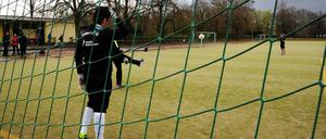 Anpfiff an der Straße xy. Die meisten Sportplätze tragen nur Ortsnamen. Wenn nun Sponsoren Geld zahlen, sollte man auf die Einnahmen verzichten?