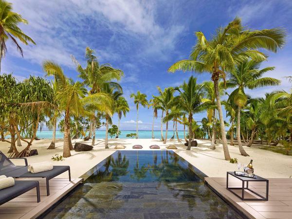 Blick von einer der Villen auf Pool, Strand und die vielen Optionen, sich fotogen auf eines der Möbel zu fläzen. 