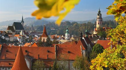 Cesky Krumlovs Altstadt leuchtet im Herbstlicht.
